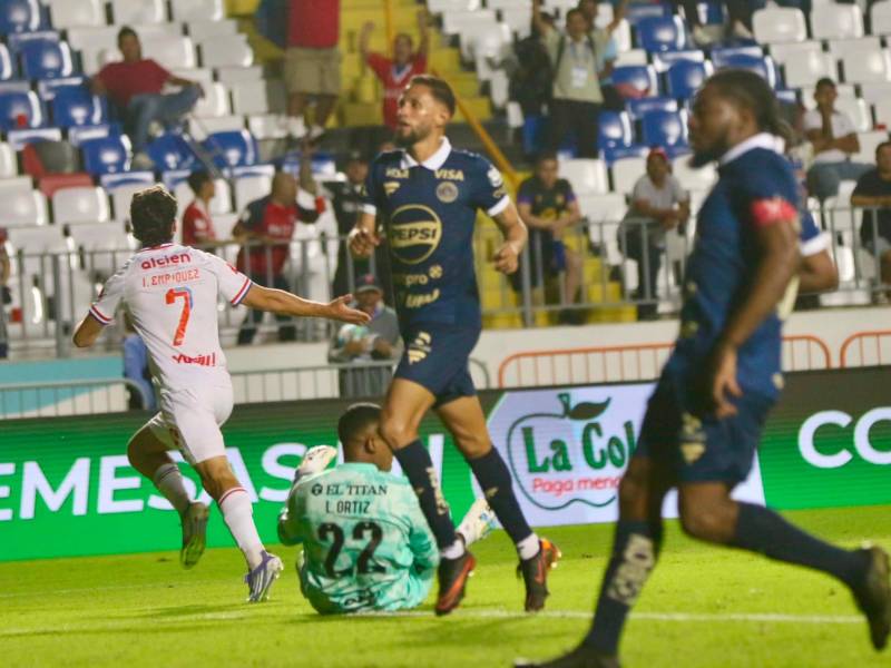 Olimpia le pasa por encima a un deslucido Motagua y siguen con racha positiva