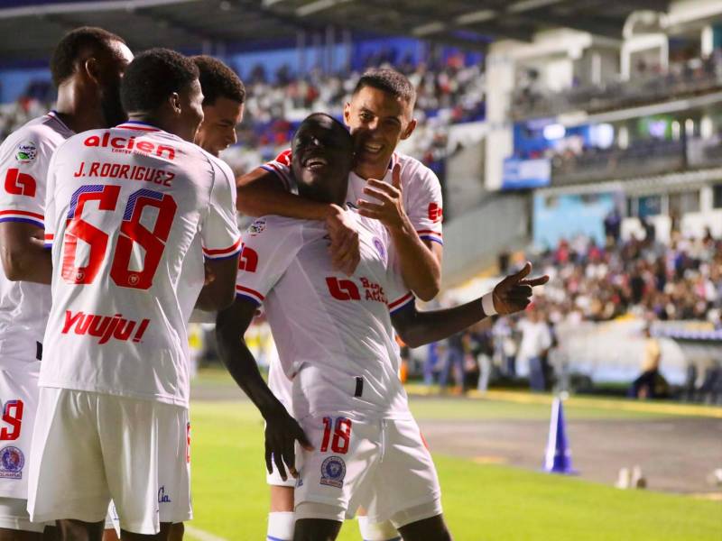 Olimpia le pasa por encima a un deslucido Motagua y siguen con racha positiva