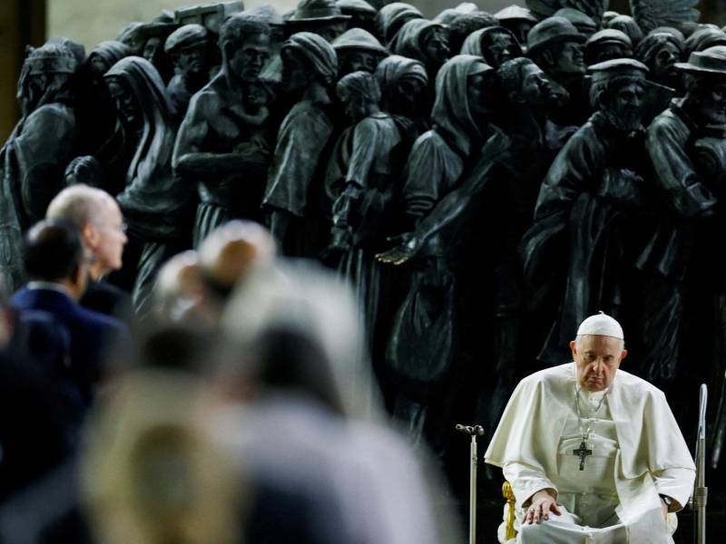 El Papa Francisco en un servicio para migrantes y refugiados en la Plaza de San Pedro en el Vaticano en 2023. Francisco usó su enorme plataforma para defender a los oprimidos. (Remo Casilli/Reuters)