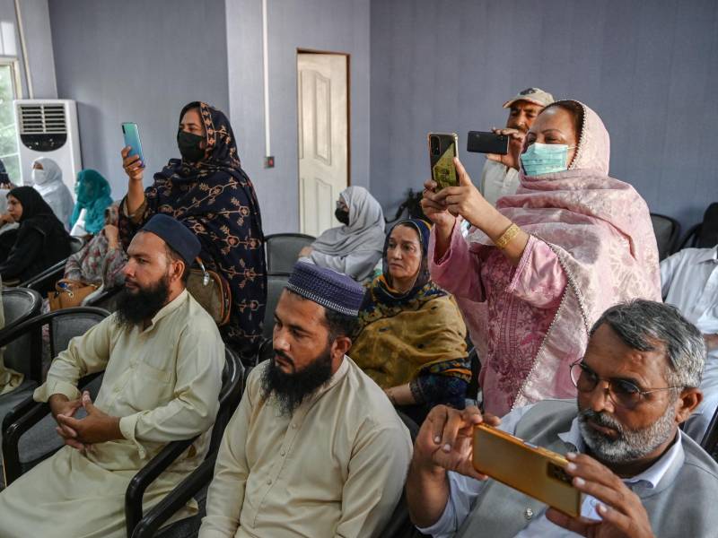 Familiares de personas acusadas de blasfemia en línea en conferencia de prensa en Islamabad, Pakistán, en 2024.