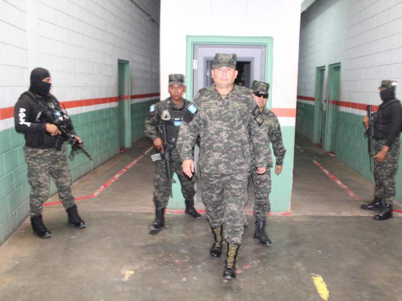 Mejía Medina fue gerente general de la Industria Militar de las Fuerzas Armadas de Honduras (IMFFAA) antes de ostentar el cargo de director del INP. El coronel visitó la cárcel El Pozo, en Ilama Santa Bárbara.