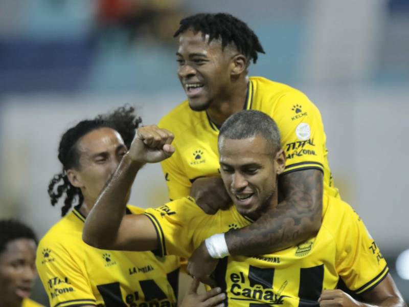Real España no perdona y propina goleada al Victoria para seguir en la disputa del la cima