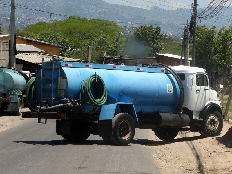 Unos 16 millones de litros de agua ha entregado durante la emergencia hídrica la comuna capitalina en zonas vulnerables de la capital.