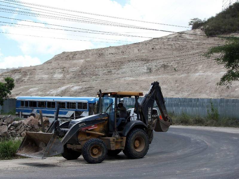 Maquinaria y trabajadores permanecen en la zona de riesgo. EL HERALDO hizo un recorrido y constatóestas intervenciones en sectores.