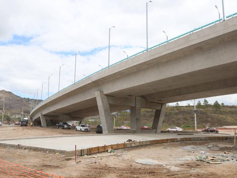Los expertos señalan que estos puestos con elevados cargos suponen un déficit en las finanzas de la alcaldía y no ayudan a mejorar los trabajos que el entonces alcalde propuso. El puente Papa Francisco es un ejemplo de mala gestión municipal.
