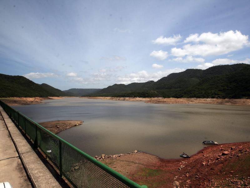Varias islas y rocas se han generado en la represa La Concepción por la situación de emergencia hídrica que enfrenta, EL HERALDO hizo un recorrido en la zona