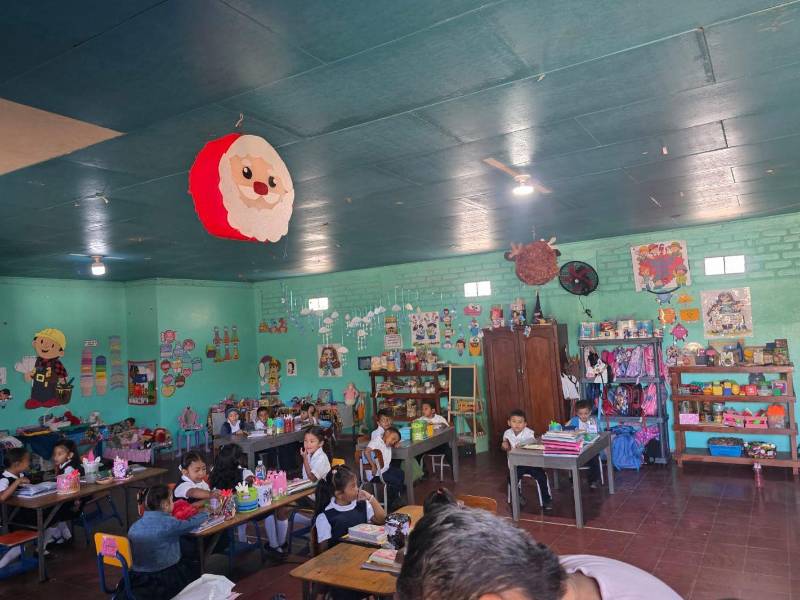 Padres y docentes denunciaron que el techo del kínder Rafael Leonardo Callejas presenta daños desde hace 12 años en Lepaterique.