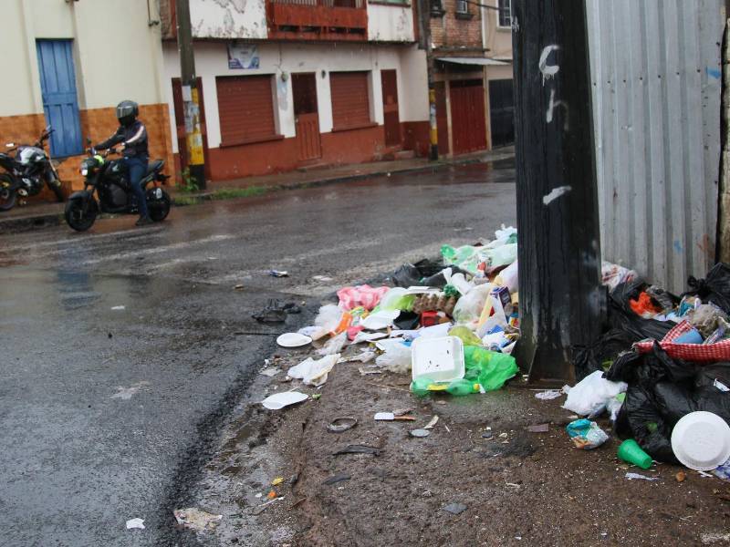 Las inundaciones en Tegucigalpa, en su mayoría, son provocadas por los mismos pobladores que arrojan la basura a la calle. Sin importar el clima, los desperdicios siempre están presentes.
