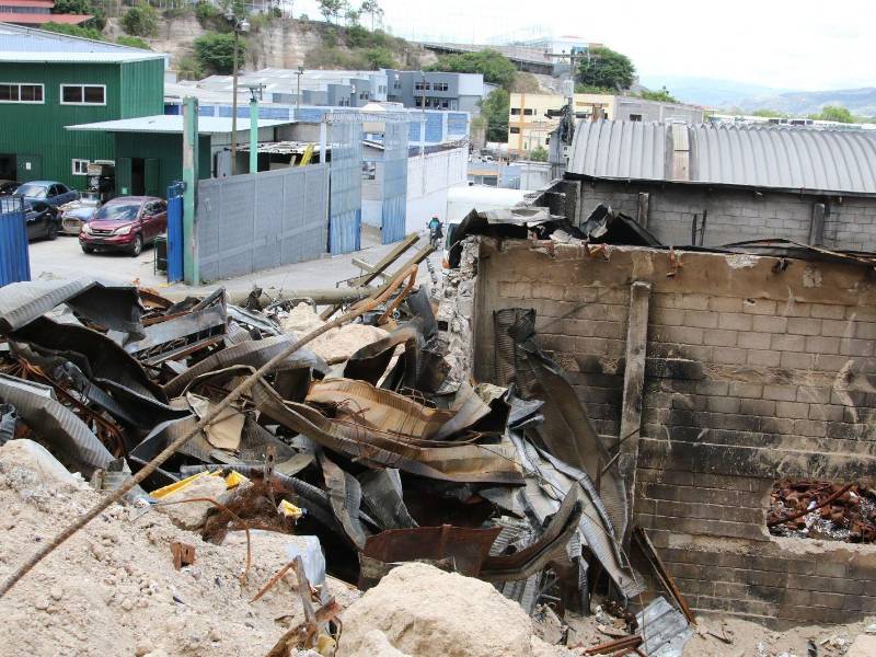 El complejo de Ofibodegas Perisur conocida por las autoridades de socorro como la “Zona Cero”, así luce despues del desastre.