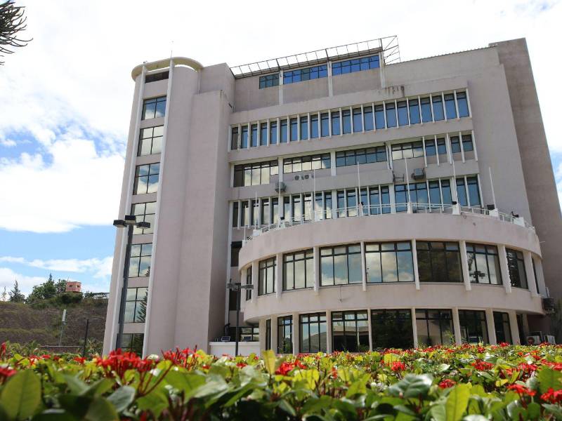Este edificio comenzó a construirse durante el gobierno de Rafael Leonardo Callejas, quien ejerció aquí su último año de mandato. También fue sede de Carlos Roberto Reina. En 1998, Carlos Roberto Flores trasladó la Presidencia a la actual Casa Presidencial.