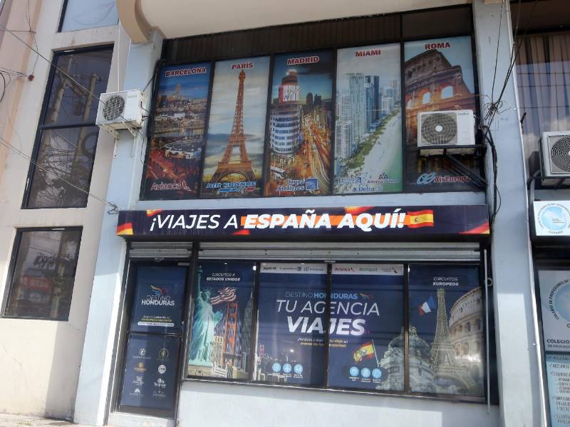 Esta es la fachada de la agencia de viajes ubicada en la colonia El Hogar. Este equipo de investigación visitó las oficinas.