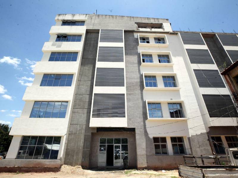 Tras años de abandono y retrasos, la alcaldía capitalina asegura que retomará el edificio de atención al contribuyente.