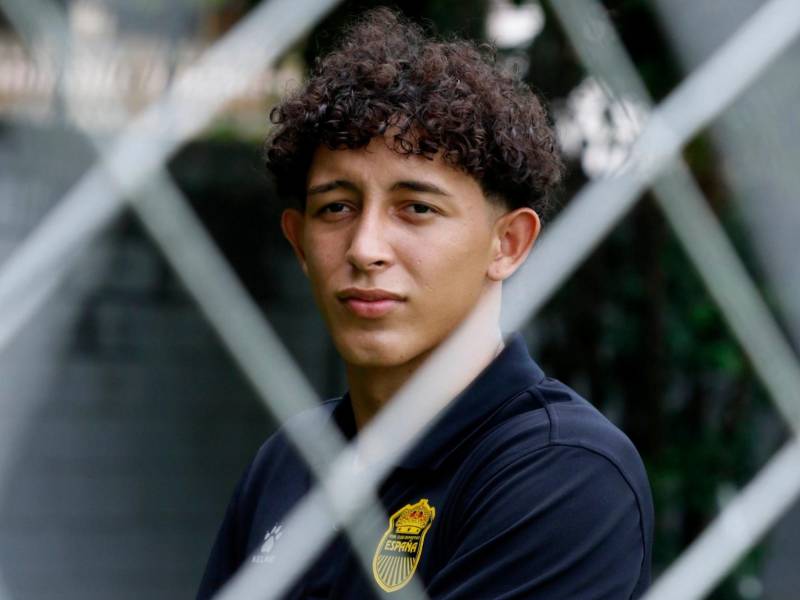 El joven delantero fue muy carismático al contar sobre sus vivencias en el barrio.