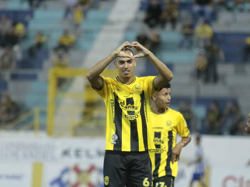 Real España no perdona y propina goleada al Victoria para seguir en la disputa del la cima