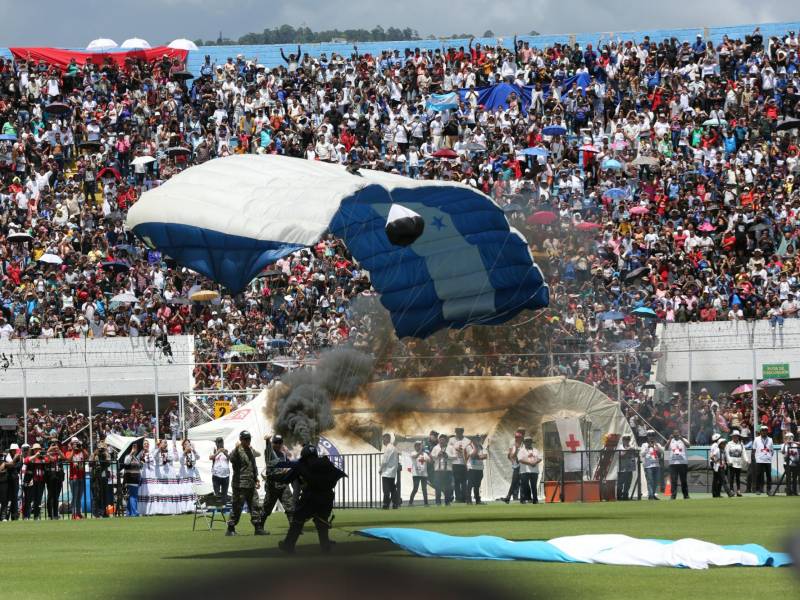 El show de los paracaidistas es uno de los más esperados en el Estadio Nacional.