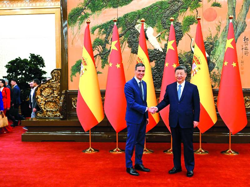 Diplomacia. El jefe del Gobierno español, Pedro Sánchez, y el presidente de China, Xi Jinping, analizaron la situación geopolítica internacional en un encuentro en el Gran Palacio del Pueblo, donde se firmó un acuerdo que eleva al máximo el diálogo bilateral y equipara a España con países como Francia o Alemania en su relación con China.
