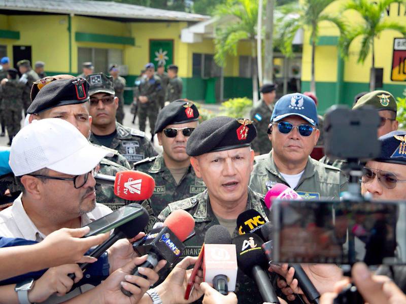 Roosevelt Hernández intentó obligar a 12 medios de comunicación que revelaran los nombres de las fuentes anónimas que facilitaban información sobre esa institución. Amenazó con querellar.