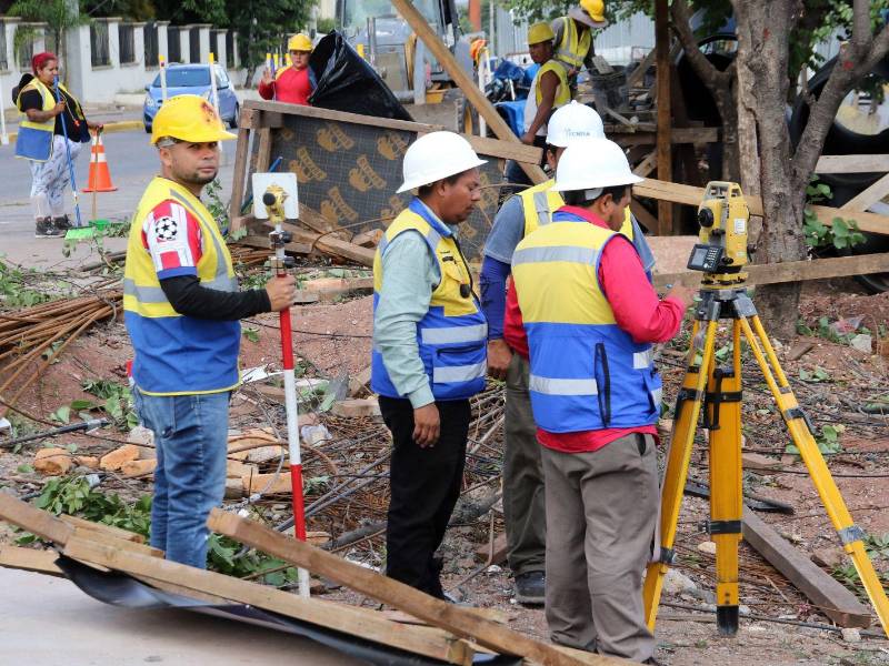 El personal de ingenieros a cargo del túnel realizan trabajos en la parte que va para el bulevar Suyapa.EL HERALDO mediante un recorrido constató las labores en este lugar