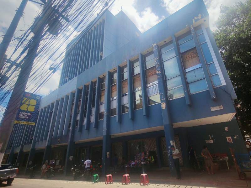 En 1913, Francisco Bertrand trasladó la Casa Presidencial al antiguo Banco de Honduras, hoy sede del SAR en la Plaza Central. Desde allí se gobernó hasta 1920, cuando se inauguró la Antigua Casa Presidencial.