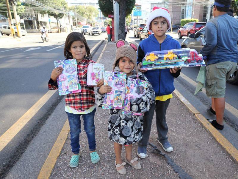 Niños en colonias y barrios del Distrito Central reciben juguetes nuevos gracias a manos solidarias.