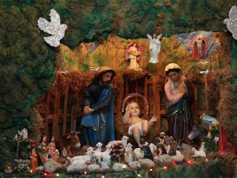 Cada figura de este nacimiento cuenta una historia, desde viajes hasta recuerdos familiares y mantiene viva la magia de la Navidad hondureña