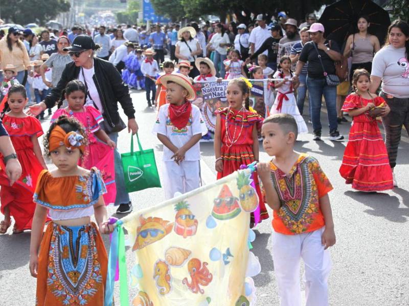 Entre música, pasos ensayados, acrobacias de los cuadros de palillonas y aplausos de familiares, los niños de prebásica dieron así el inicio a las celebraciones patrias en la capital.