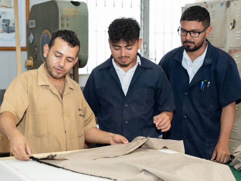 Jóvenes y adultos podrán acceder a cursos técnicos del Infop en áreas productivas como electricidad, mecánica, construcción y otros.