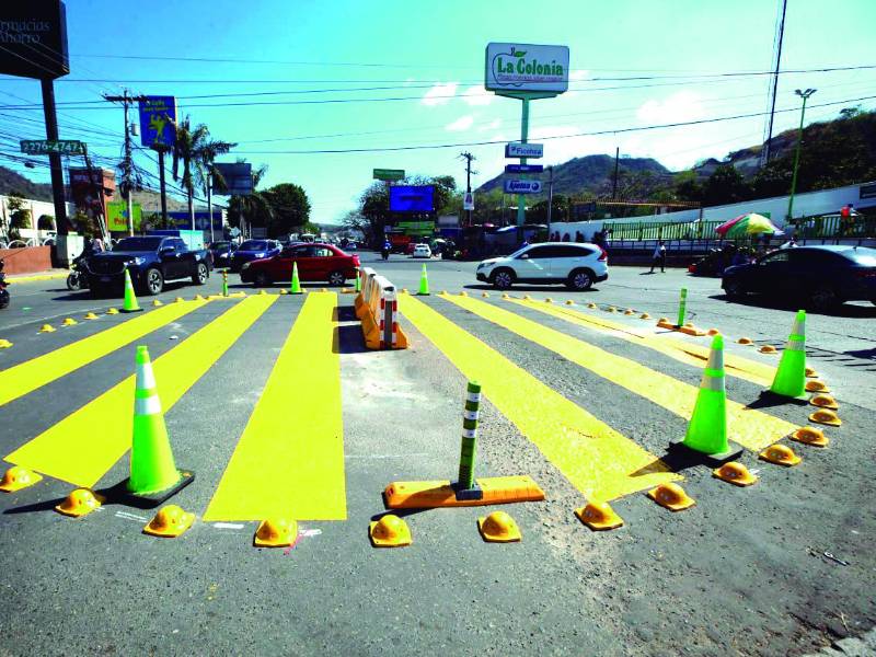 El alcalde Juan Diego Zelaya impulsa una serie de acciones encaminadas a aliviar el pesado tráfico que se registra en varios puntos de la capital, uno de ellos la carretera de salida al sur del país, donde mandó a pintar una rotonda.