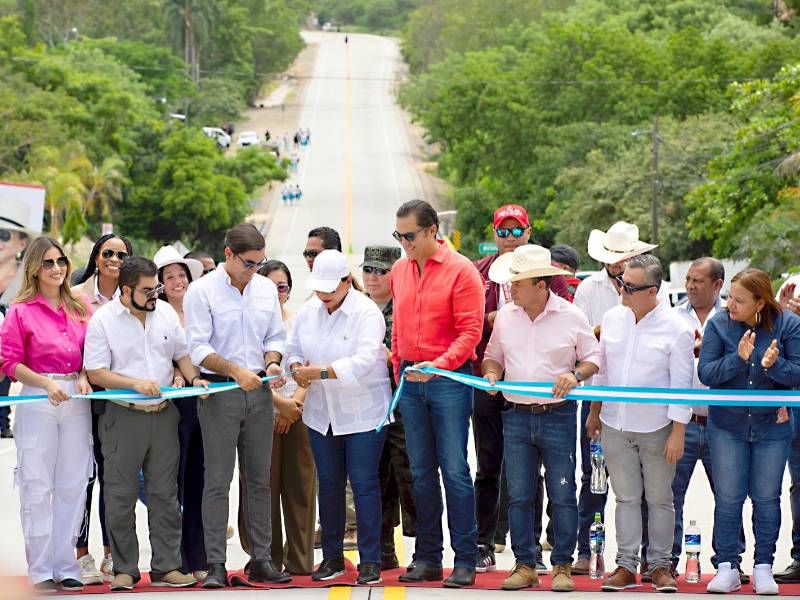 La presidenta Castro inauguró este martes los primeros 27 kilómetros pavimentados del tramo vial enlaza las comunidades de El Zamorano, Las Mesas, desvío de Ojo de Agua y desvío de Morocelí.