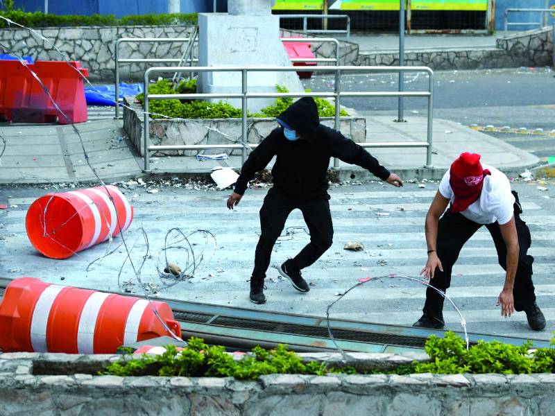 Educación. Un grupo de encapuchados y estudiantes se enfrentaron en las afueras de la Universidad de San Carlos de Guatemala, la única estatal, en una escalada de violencia previa a la elección de rector prevista para el miércoles.