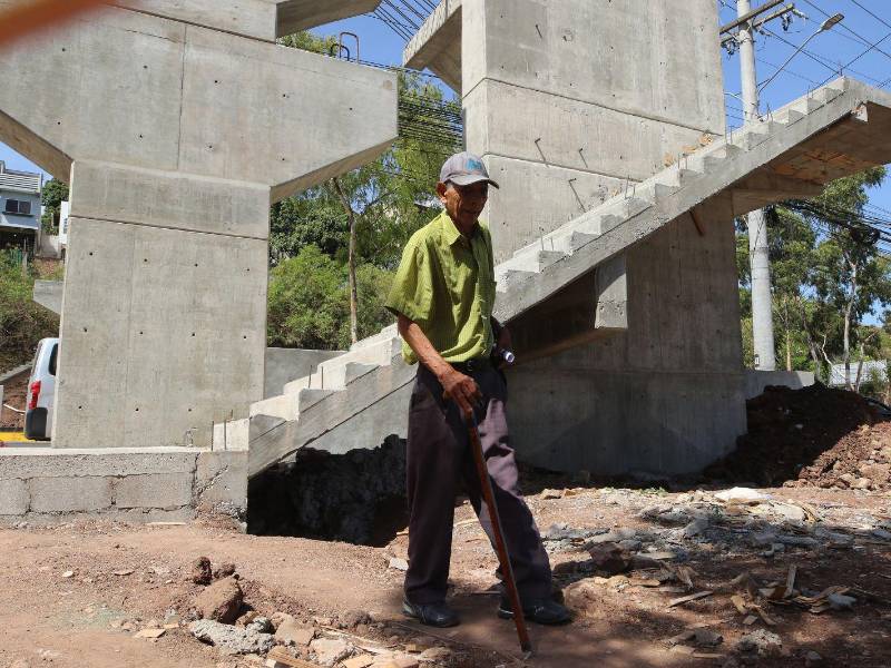 El proyecto avanza en un 35% y la SIT prevé concluir la obra en el bulevar Suyapa en aproximadamente tres meses, sujeto a permisos ambientales.
