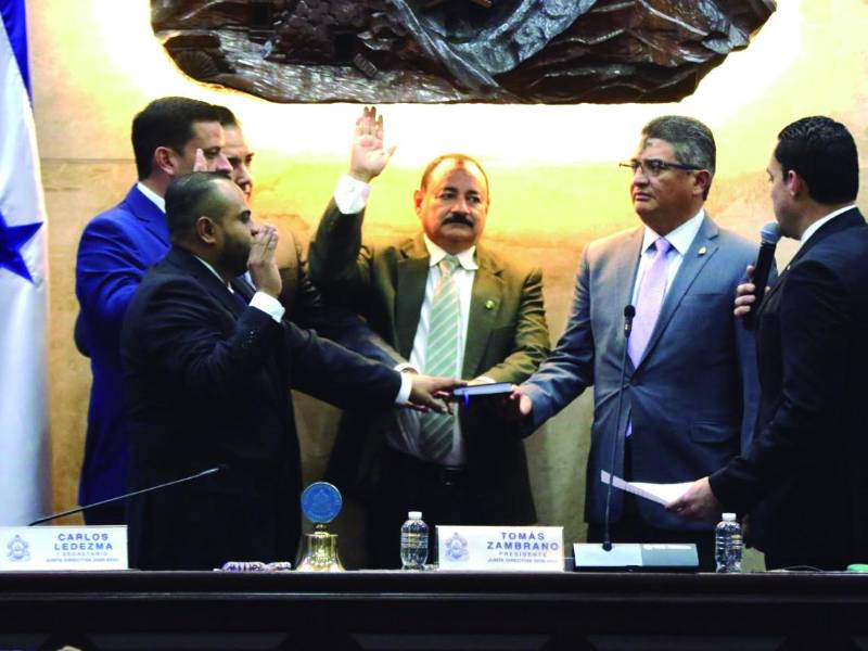 Javier David López Padilla, Ramón Edgardo Cárcamo Rivera; Olvin Rigoberto Álvarez Rodríguez, Luis Alberto Mejía Cálix y Ernesto Guillermo Cornejo Ortiz fueron juramentados como interventores de la Unag de Catacamas