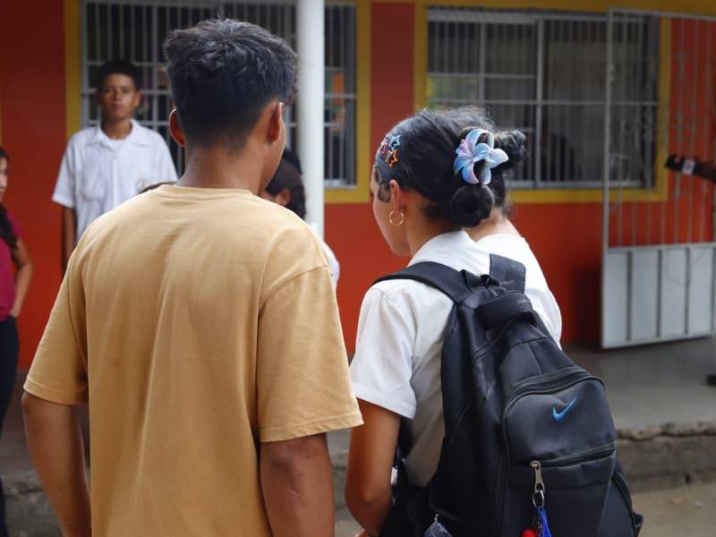 “(Me dijo) deja de estar grabando, güirra estúp***”: estudiante que grabó a maestra tras golpear a alumna en Yoro