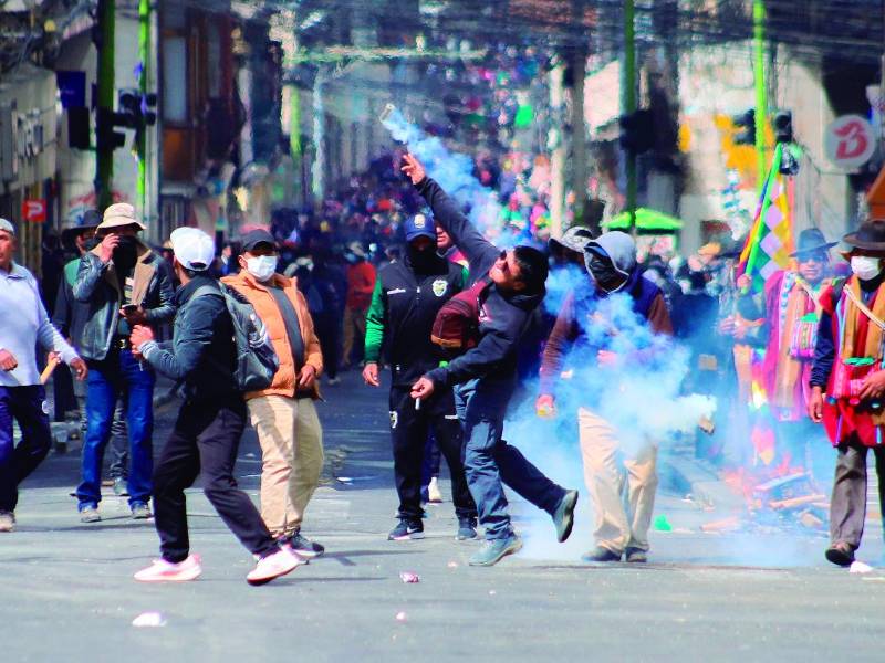 Política. Seguidores del expresidente boliviano Evo Morales, prófugo de la justicia, se concentraron el lunes en los alrededores de la Plaza Murillo, donde se encuentran la Presidencia y el Parlamento en La Paz para pedir la destitución del actual gobernante del país.