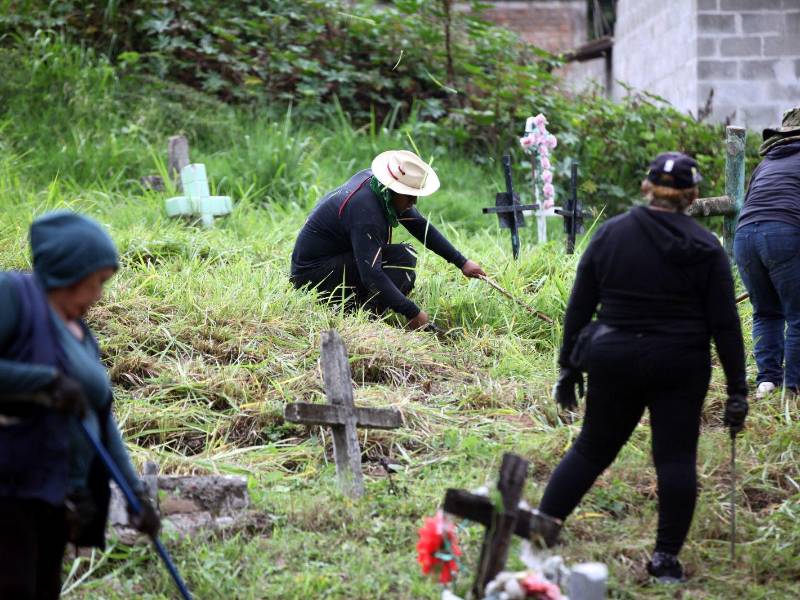 Los trabajos de chapeo que realizan las dos cuadrillas en el cementerio del barrio Sipile, EL HERALDO hizo el recorrido de estos cementerios en Comayagüela donde constató estas labores