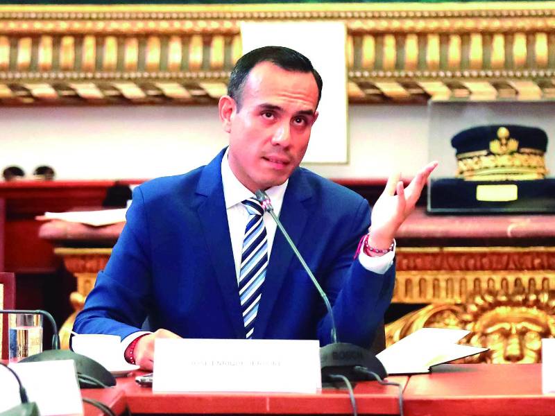 José Jerí dejó ayer, martes, de ser presidente interino de Perú tras un fugas mandato de cuatro meses donde no pudo resistir las sospechas y dudas generadas por su comportamiento como mandatario.