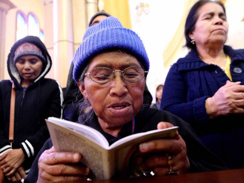 Con profunda devoción, los fieles encienden velas y elevan plegarias en la Basílica de Suyapa para agradecer salud, protección y bendiciones recibidas.