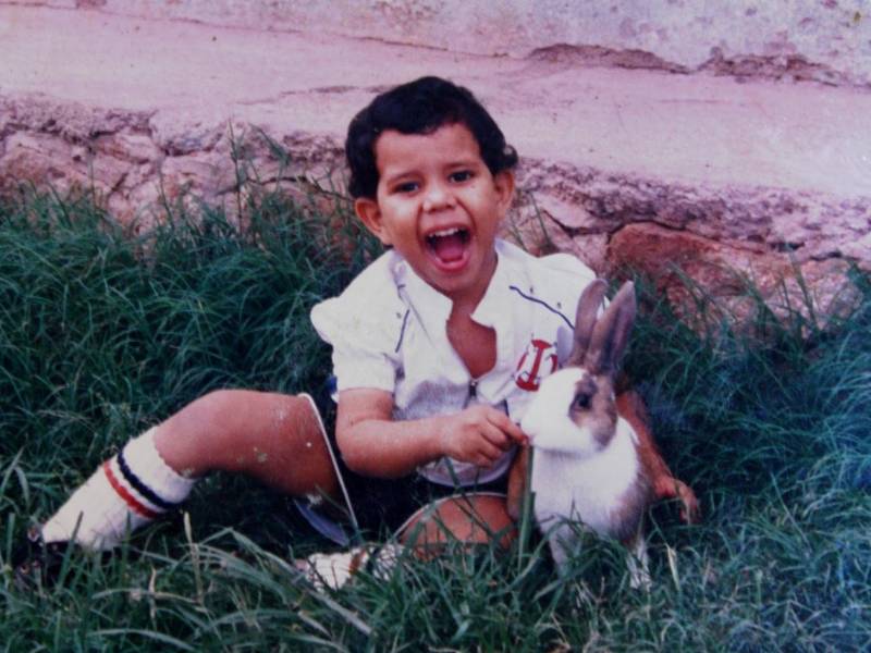 Fotografía de Jorge Luis cuando apenas era un niño. Siempre sintió amor por los animales. Contó que de alimentarlos se encargaba su mamá, pero él les daba cariño.