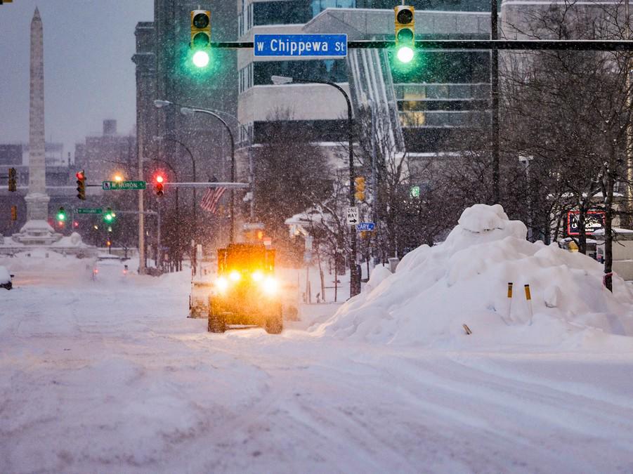 Bajo metros de nieve, Buffalo sufre los estragos de la tormenta invernal del siglo