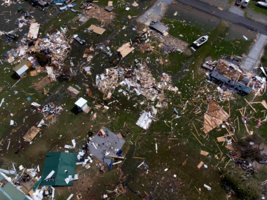 Imágenes aéreas revelan el arrasador azote del huracán Laura