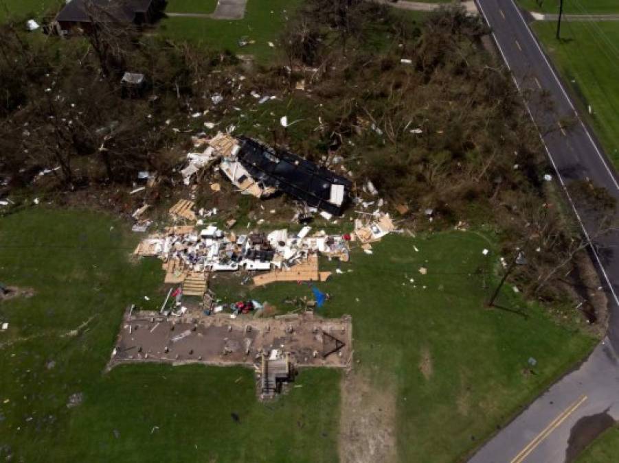 Imágenes aéreas revelan el arrasador azote del huracán Laura