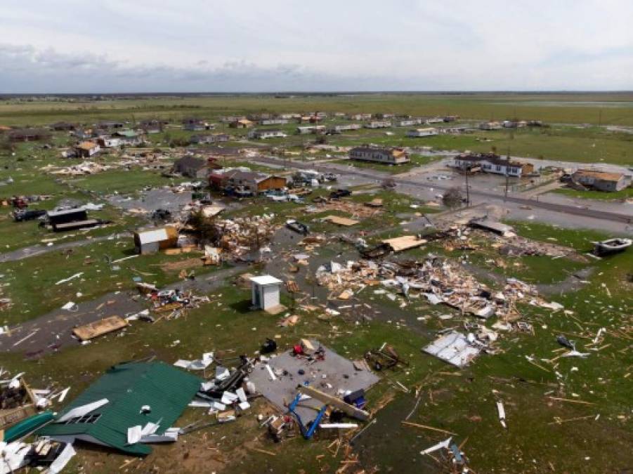 La devastación del potente huracán Laura vista desde las alturas (FOTOS)