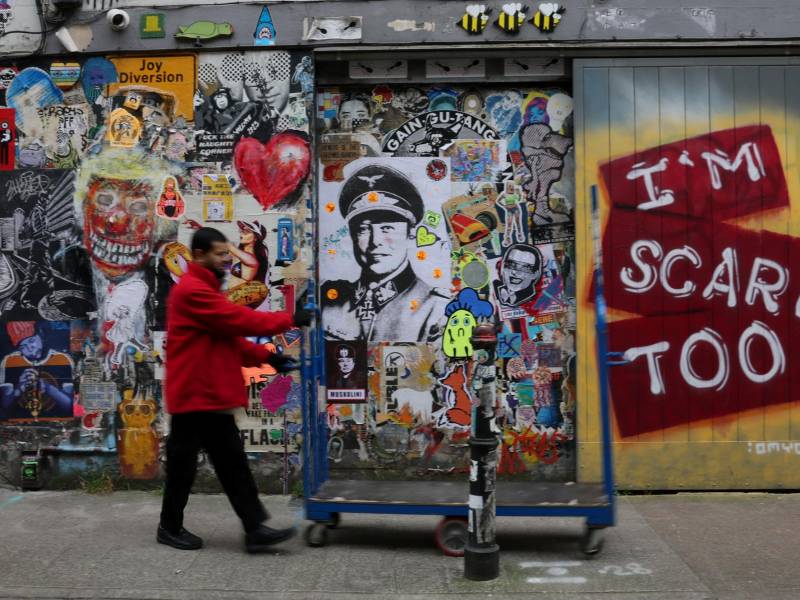 Graffiti en el este de Londres que retrata a Elon Musk en uniforme nazi. Imágenes satíricas aparecen en toda Europa.