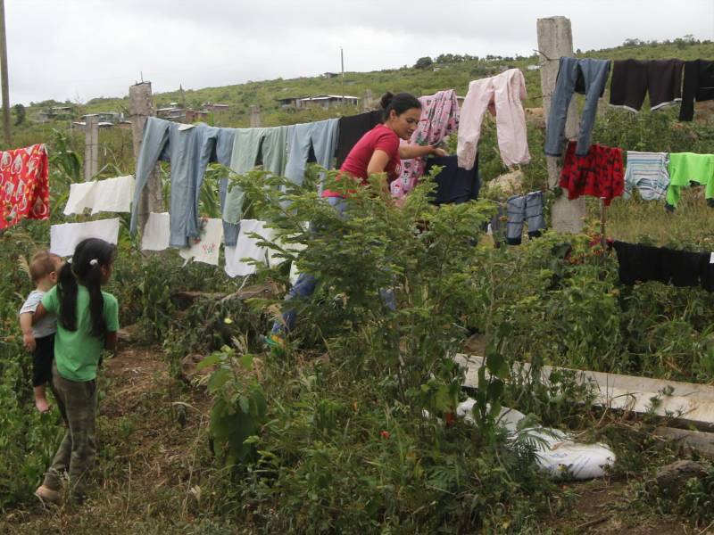 Rodeados de vegetación seca y sin servicios públicos básicos, la familia Aguiluz subsiste en una de las zonas periféricas del Distrito Central que forman parte del 30% de hogares excluidos de la red de distribución de agua potable en la capitaL.