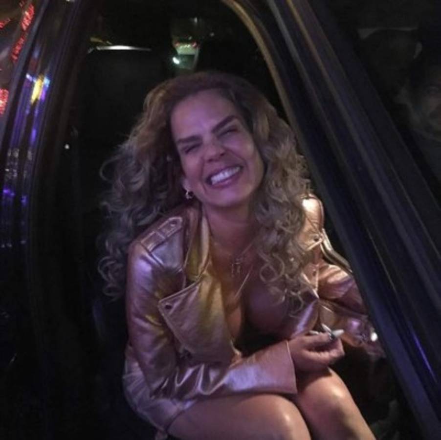 Niurka Marcos publica atrevidas fotos en piscina