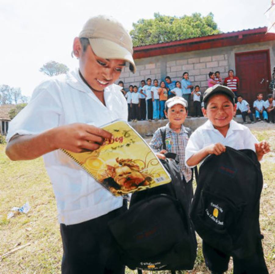 EL HERALDO celebra con mochilas y zapatos nuevos