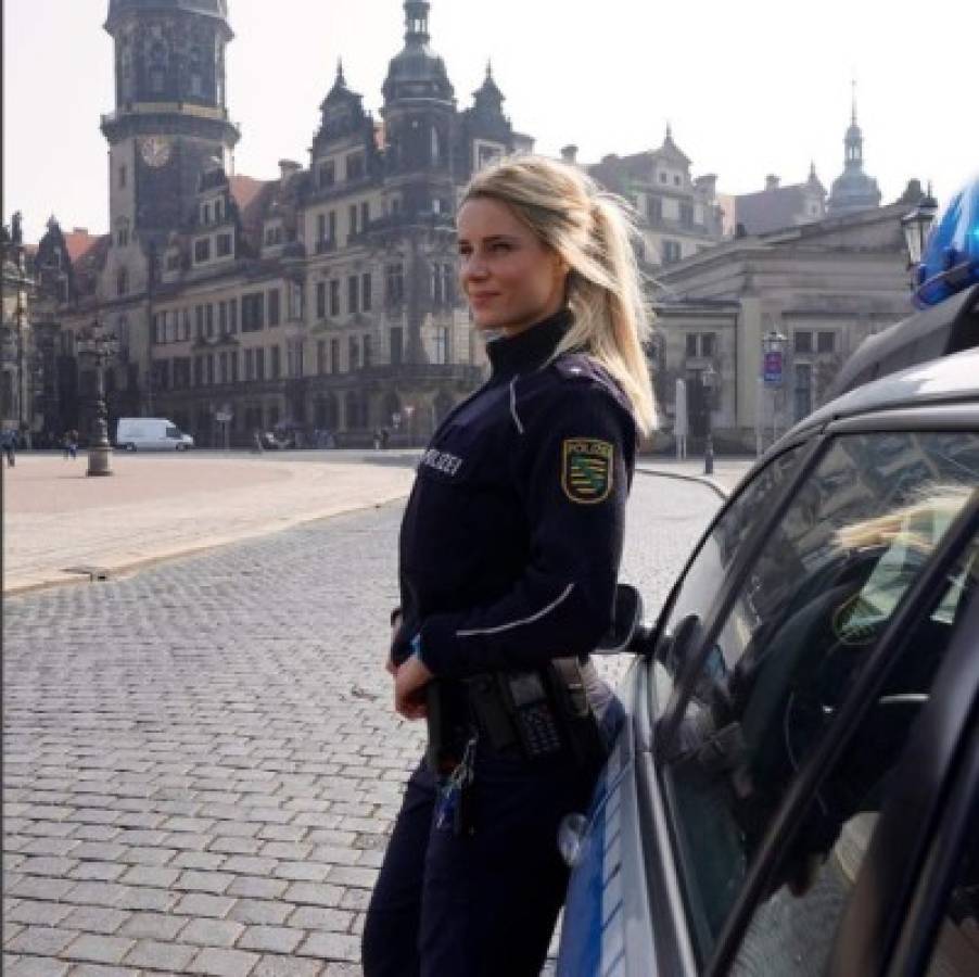 Sexy policía alemana enciende Instagram con sus fotos