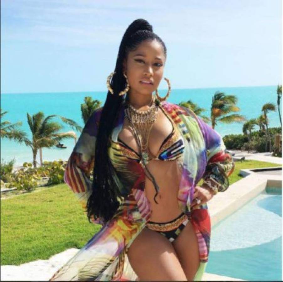Nicky Minaj opaca a Kim Kardashian con cadente portada en la revista Paper
