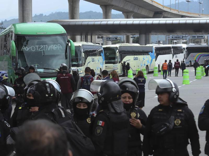 <b>PROTESTAS.</b> A tres días de la inauguración del Mundial United 26 en Ciudad de México, policías bloquearon el paso de buses donde viajaban estudiantes de Ayotzinapa que iban al Zócalo para unirse a maestros en huelga.