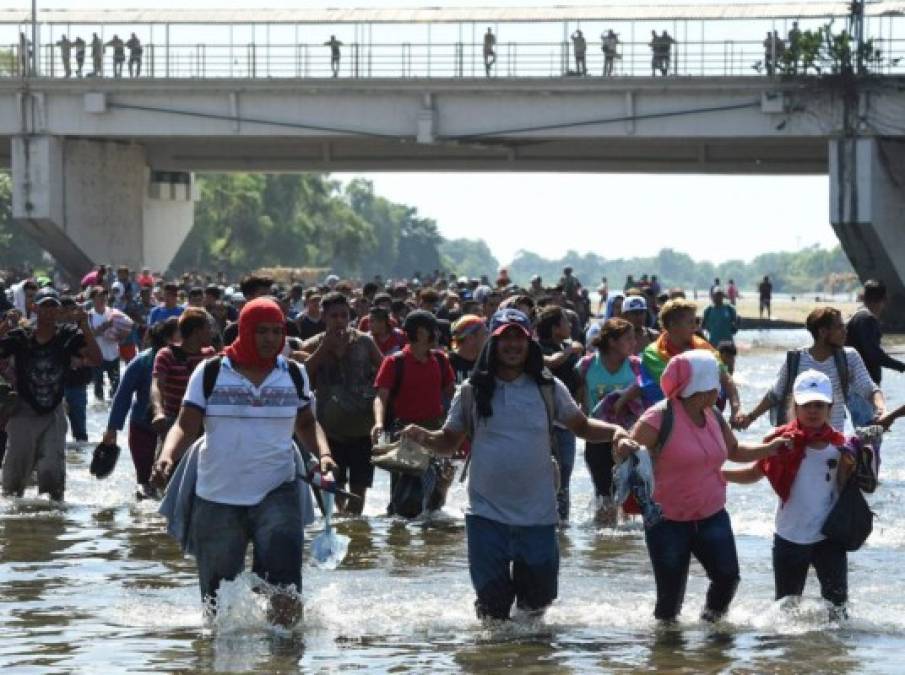 15 fotos impactantes de la caravana migrante recibida con gas lacrimógeno